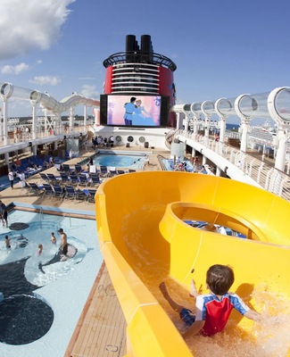 Tobogán y piscina Disney