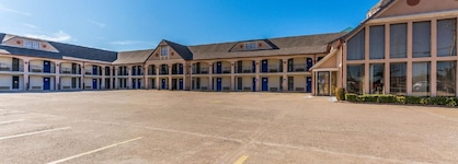 Econo Lodge Inn & Suites