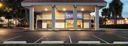 Travelodge by Wyndham Orlando Lake Buena Vista South