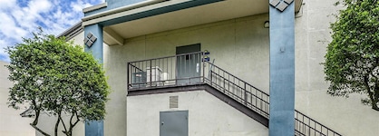 Days Inn & Suites By Wyndham Nasa Space Center Houston