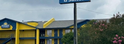 Days Inn & Suites by Wyndham Mobile
