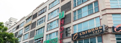 One Avenue Hotel, Pj