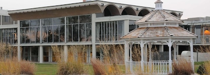 Illinois Beach Hotel & Conference Center, Bw Premier Collection