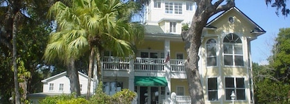 River Lily Inn Bed And Breakfast