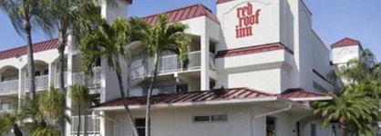 Red Roof PLUS+ & Suites Naples