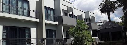 La Orchard Hotel