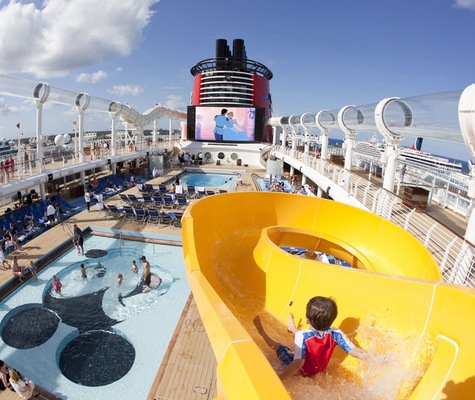 Tobogán y piscina Disney