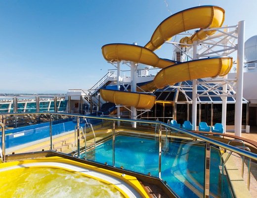 Tobogán y piscina
