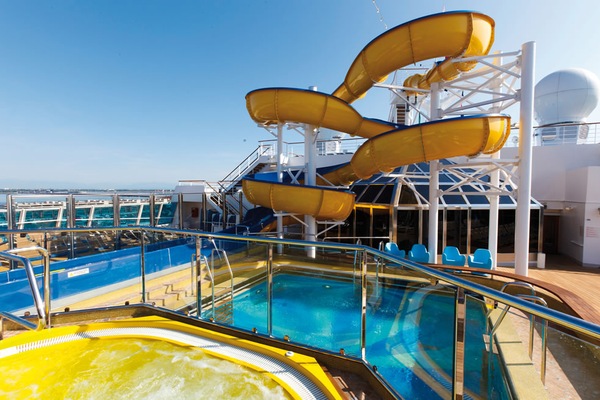 Tobogán y piscina